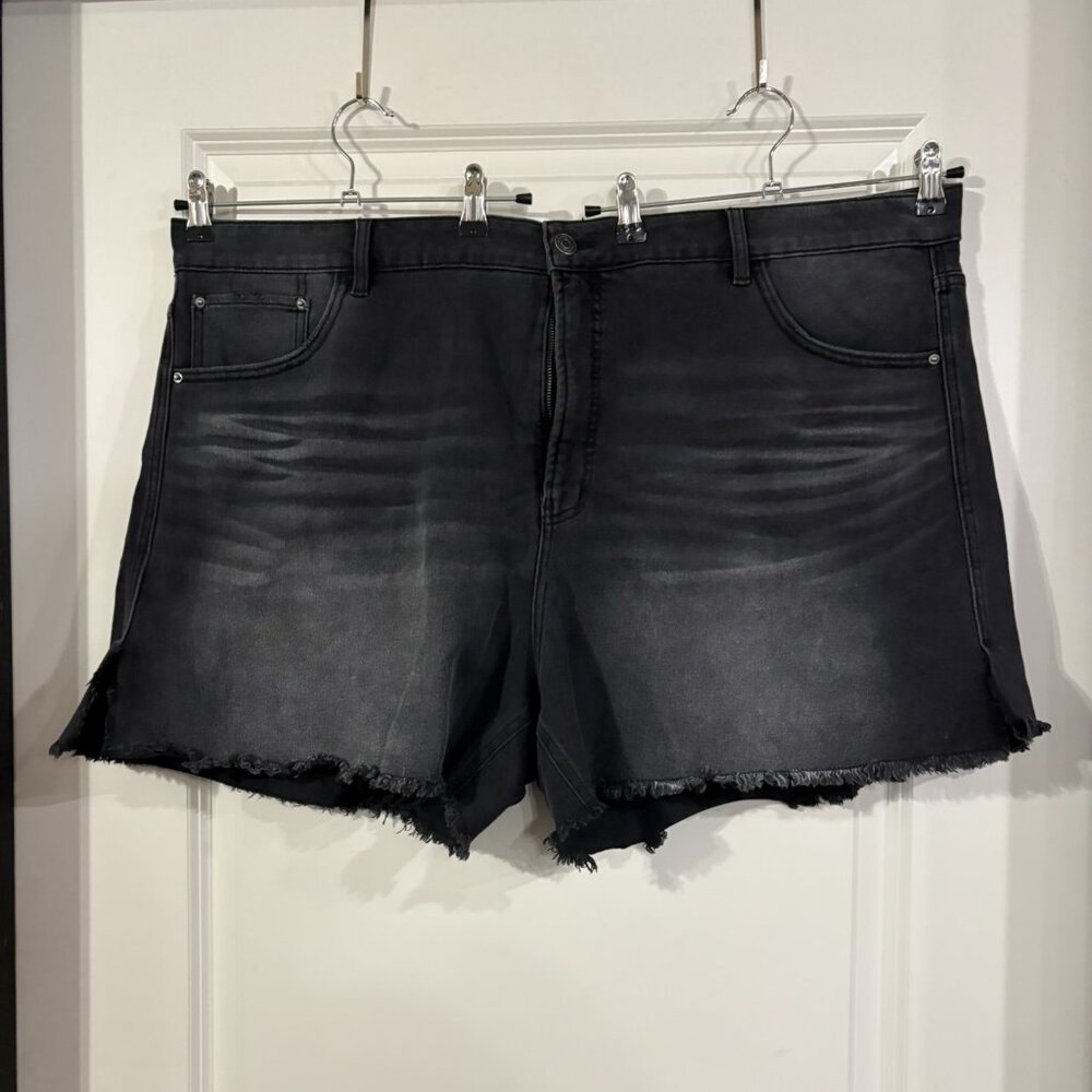 Terra & Sky Women’s Black Frayed Hem Jean Shorts Size 26W